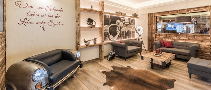 Vötter's Hotel **** © makeART OG Gemütlicher Wartebereich mit Auto-Sofa und Holz-Deko