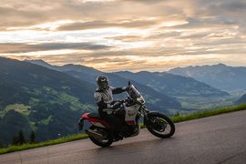 Motorradurlaub im Zillertal – Gerlos Alpenstraße © Moppetfoto.de Motorradfahrer auf Bergstraße mit Tal und Bergen bei Sonnenuntergang