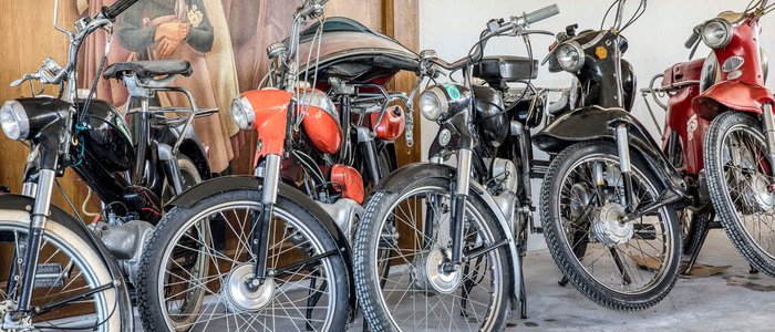 Hotel Marienhof – mein Refugium **** © Bianca Wagner Mehrere alte Mopeds stehen nebeneinander in einer Garage vor einem Wandbild
