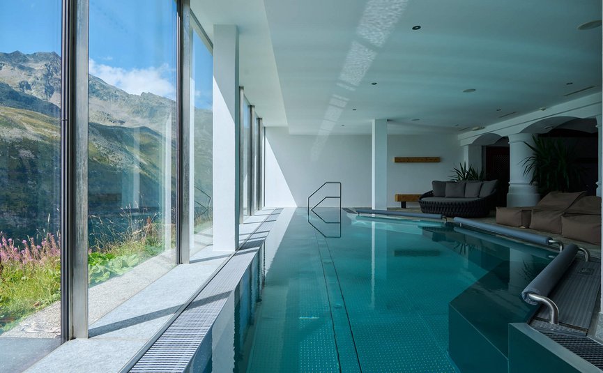 Alpenhotel Laurin ***S © studio22.at - Marcel Hagen Innenpool mit großer Glasfront und Bergblick