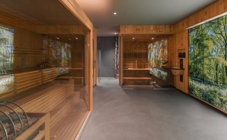 Moderner Saunabereich mit Glastüren und Holzinterieur