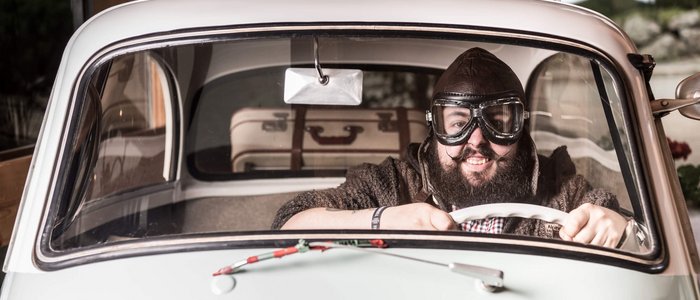 Vötter's Hotel **** © makeART OG Mann mit Pilotenmütze und Brille fährt einen BMW Isetta 300