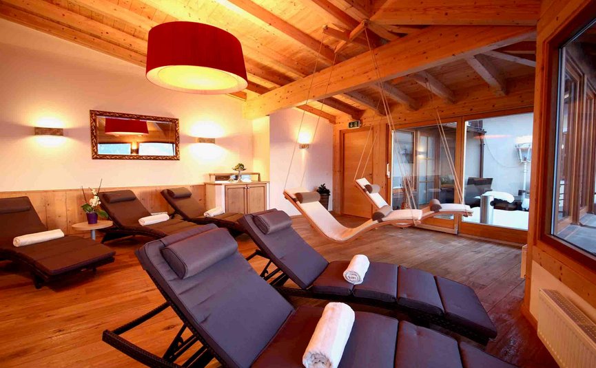 Entspannungsraum mit Liegestühlen und Hängematten in einem Holzinterieur