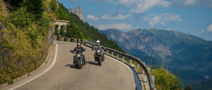 Hotel Ristorante Bellavista *** © Moppetfoto.de Zwei Motorradfahrer auf kurviger Bergstraße mit Bergen im Hintergrund.