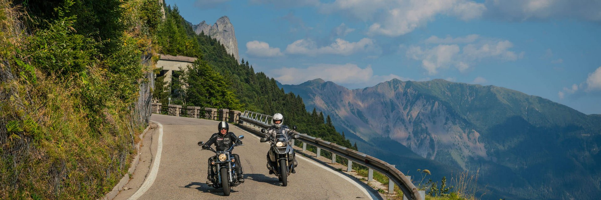 Hotel Ristorante Bellavista *** © Moppetfoto.de Zwei Motorradfahrer auf kurviger Bergstraße mit Bergen im Hintergrund.