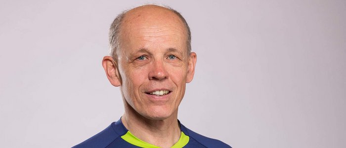 Porträt eines älteren Mannes in blauem Mountain Bike T-Shirt und grüner Hose