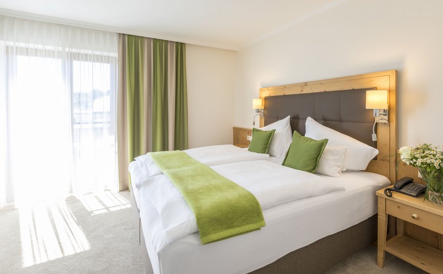 Hotel Marienhof – mein Refugium **** © Bianca Wagner Hell eingerichtetes Hotelzimmer mit Doppelbett und grüner Dekoration