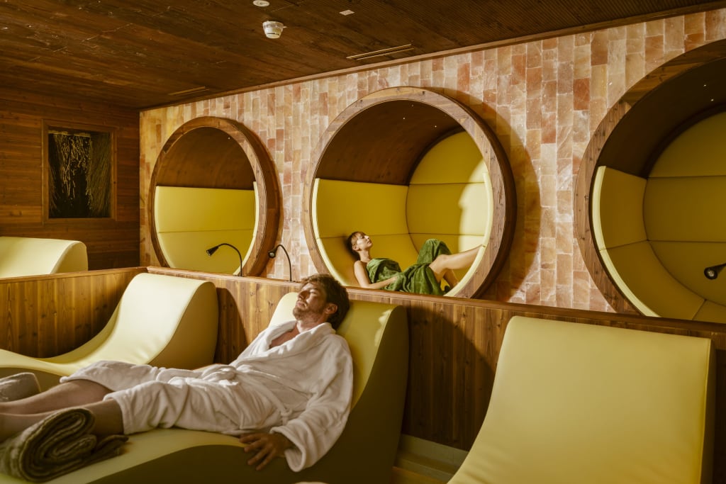 Jägerhof Beautytage – im Revier der Möglichkeiten Personen entspannen in modernen Spa-Liegen in ruhigem Wellnessraum