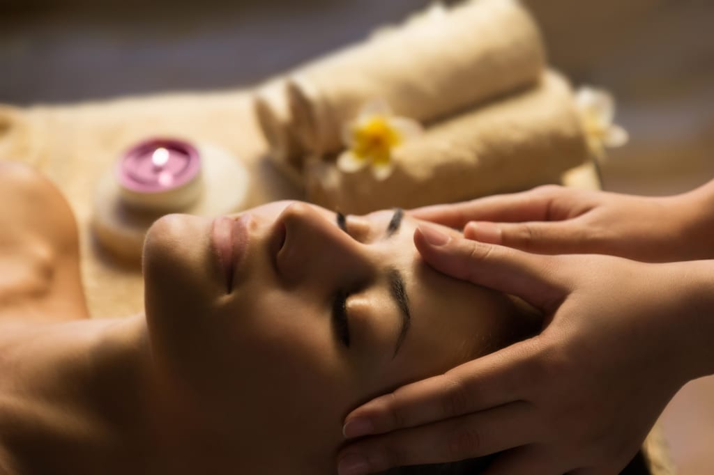 Kurzabstecher für Erholungsjäger - 3 Nächte Frau erhält eine entspannende Gesichtsmassage im Spa