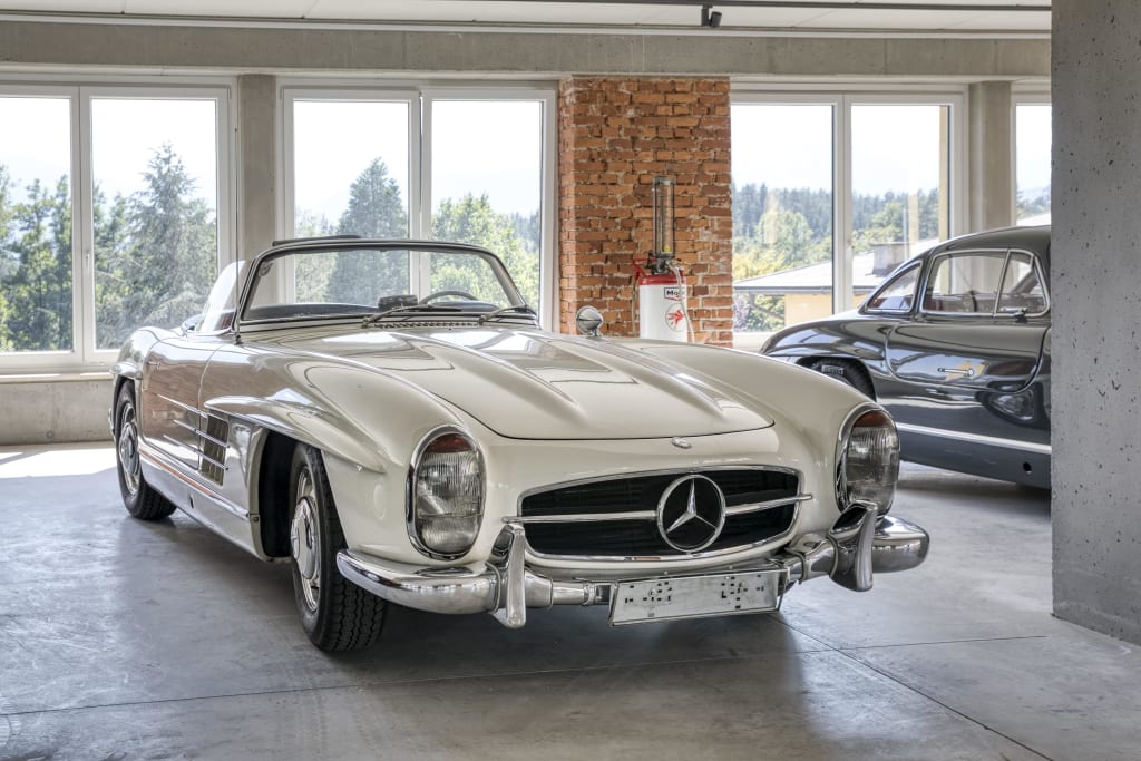 Oldtimer-Weekend Weißer klassischer Mercedes-Benz Oldtimer im hellen Garagenraum