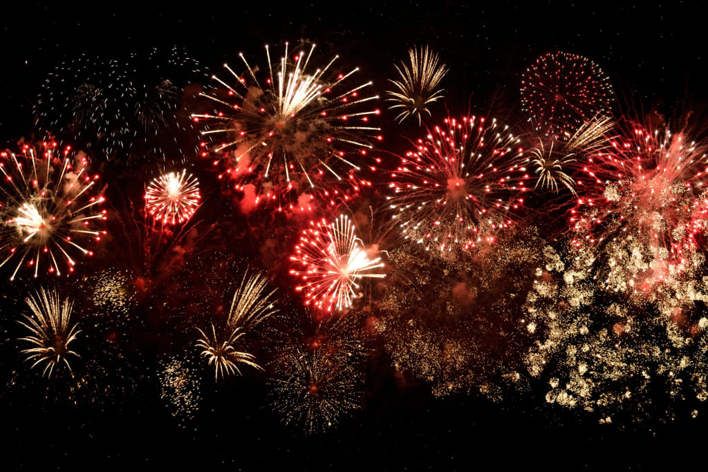 Bunte Feuerwerkskörper am Nachthimmel bei einem Feuerwerk