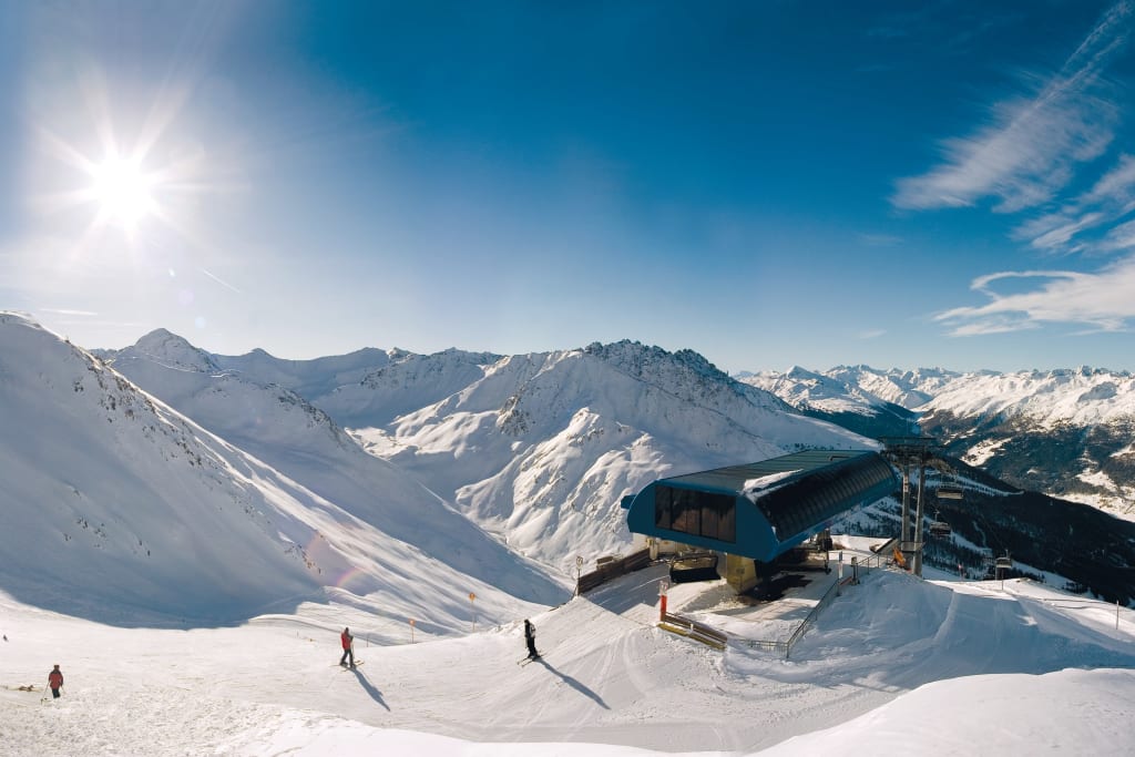 Skilifte und verschneite Berglandschaft bei sonnigem Himmel