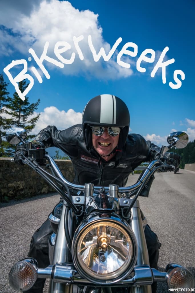 Mann auf Motorrad mit Helm und Lederjacke vor blauem Himmel mit Schrift Bikerweeks