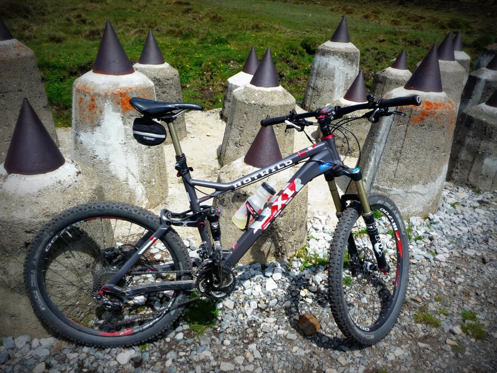 Mountainbike vor Betonpfeilern mit Spitzen im Freien