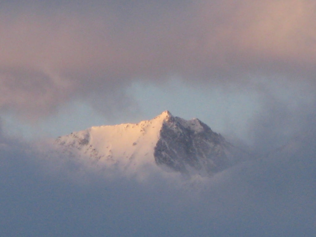 Weihnachtspauschale  7 Nächte Mit Schnee bedeckter Berggipfel im Morgennebel